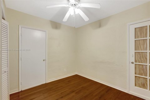 House in Miami, Florida 5 bedrooms, 209.12 sq.m. № 1875287 - photo 11