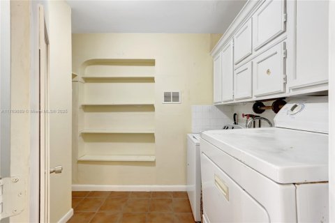House in Miami, Florida 5 bedrooms, 209.12 sq.m. № 1875287 - photo 16