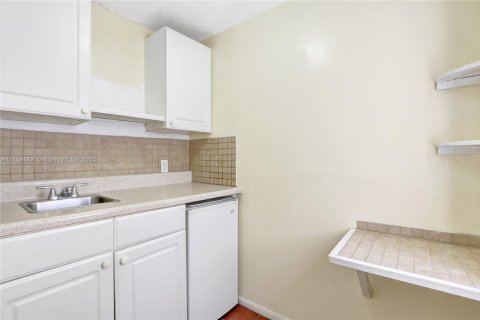 House in Miami, Florida 5 bedrooms, 209.12 sq.m. № 1875287 - photo 27