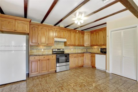 House in Miami, Florida 5 bedrooms, 209.12 sq.m. № 1875287 - photo 9