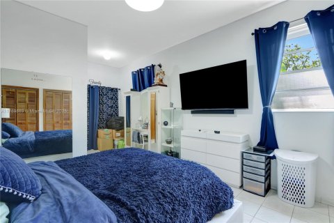 House in Miami, Florida 5 bedrooms, 209.12 sq.m. № 1875287 - photo 21