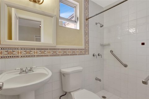 House in Miami, Florida 5 bedrooms, 209.12 sq.m. № 1875287 - photo 10