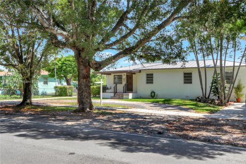 House in Miami, Florida 5 bedrooms, 209.12 sq.m. № 1875287 - photo 2