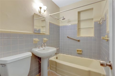 House in Miami, Florida 5 bedrooms, 209.12 sq.m. № 1875287 - photo 15