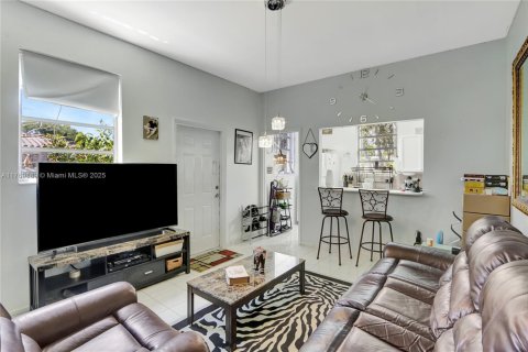 House in Miami, Florida 5 bedrooms, 209.12 sq.m. № 1875287 - photo 19