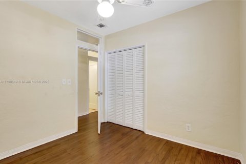 House in Miami, Florida 5 bedrooms, 209.12 sq.m. № 1875287 - photo 14