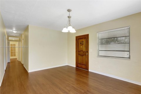 House in Miami, Florida 5 bedrooms, 209.12 sq.m. № 1875287 - photo 6