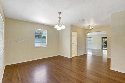 House in Miami, Florida 5 bedrooms, 209.12 sq.m. № 1875287 - photo 5