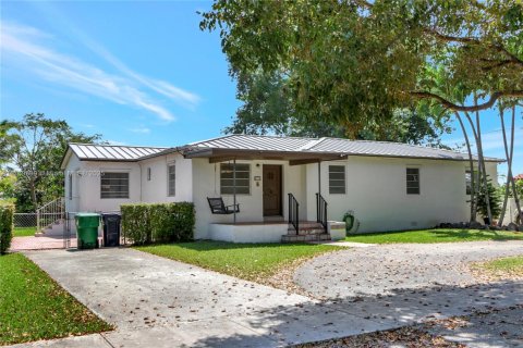 House in Miami, Florida 5 bedrooms, 209.12 sq.m. № 1875287 - photo 1