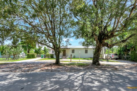 House in Miami, Florida 5 bedrooms, 209.12 sq.m. № 1875287 - photo 3