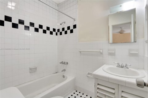 House in Miami, Florida 5 bedrooms, 209.12 sq.m. № 1875287 - photo 28