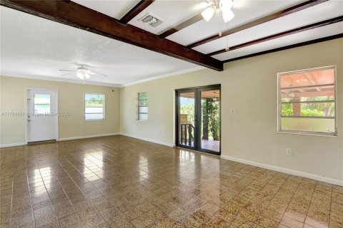 House in Miami, Florida 5 bedrooms, 209.12 sq.m. № 1875287 - photo 8