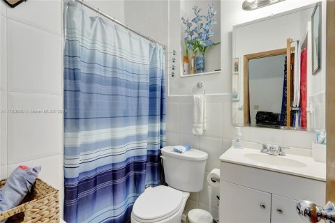 House in Miami, Florida 5 bedrooms, 209.12 sq.m. № 1875287 - photo 22