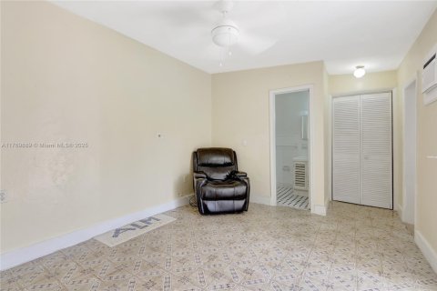 House in Miami, Florida 5 bedrooms, 209.12 sq.m. № 1875287 - photo 25