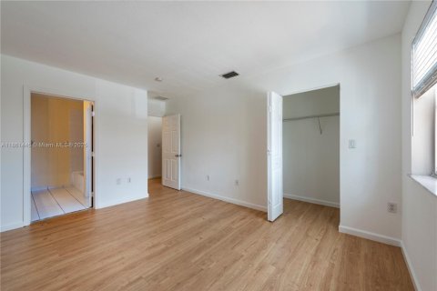 Снять в аренду таунхаус в Майами-Гарденс, Флорида 2 спальни, 105.91м2, № 1957911 - фото 12