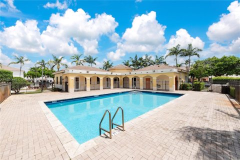 Снять в аренду таунхаус в Майами-Гарденс, Флорида 2 спальни, 105.91м2, № 1957911 - фото 22