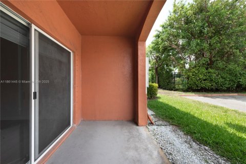 Снять в аренду таунхаус в Майами-Гарденс, Флорида 2 спальни, 105.91м2, № 1957911 - фото 20