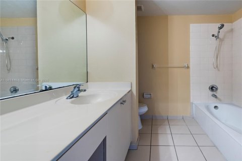Снять в аренду таунхаус в Майами-Гарденс, Флорида 2 спальни, 105.91м2, № 1957911 - фото 13