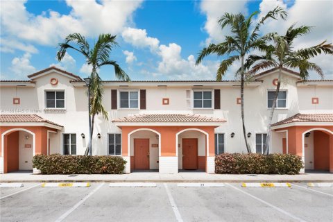 Снять в аренду таунхаус в Майами-Гарденс, Флорида 2 спальни, 105.91м2, № 1957911 - фото 3