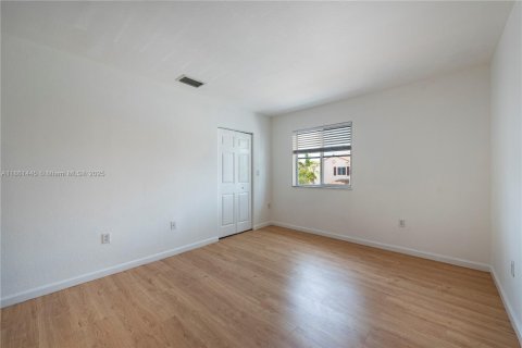 Снять в аренду таунхаус в Майами-Гарденс, Флорида 2 спальни, 105.91м2, № 1957911 - фото 11