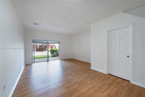 Снять в аренду таунхаус в Майами-Гарденс, Флорида 2 спальни, 105.91м2, № 1957911 - фото 6