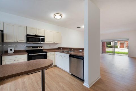 Снять в аренду таунхаус в Майами-Гарденс, Флорида 2 спальни, 105.91м2, № 1957911 - фото 1