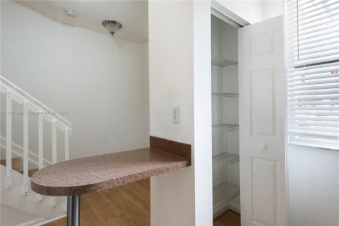 Снять в аренду таунхаус в Майами-Гарденс, Флорида 2 спальни, 105.91м2, № 1957911 - фото 8