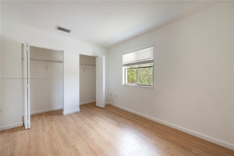 Снять в аренду таунхаус в Майами-Гарденс, Флорида 2 спальни, 105.91м2, № 1957911 - фото 16