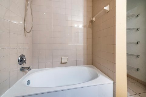 Снять в аренду таунхаус в Майами-Гарденс, Флорида 2 спальни, 105.91м2, № 1957911 - фото 14