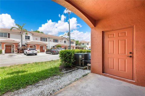 Снять в аренду таунхаус в Майами-Гарденс, Флорида 2 спальни, 105.91м2, № 1957911 - фото 19