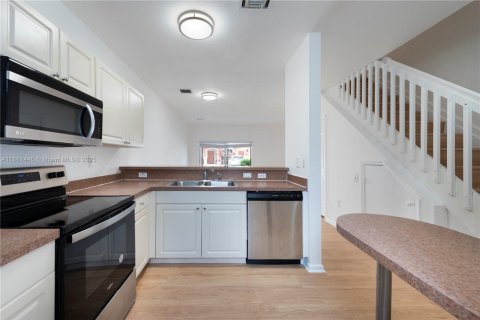 Снять в аренду таунхаус в Майами-Гарденс, Флорида 2 спальни, 105.91м2, № 1957911 - фото 4