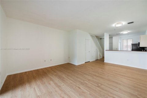 Снять в аренду таунхаус в Майами-Гарденс, Флорида 2 спальни, 105.91м2, № 1957911 - фото 2
