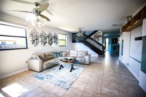 House in Homestead, Florida 5 bedrooms, 310.29 sq.m. № 1953703 - photo 5