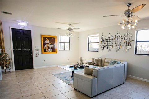 House in Homestead, Florida 5 bedrooms, 310.29 sq.m. № 1953703 - photo 10