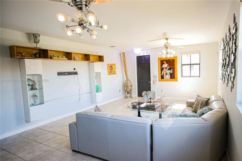 House in Homestead, Florida 5 bedrooms, 310.29 sq.m. № 1953703 - photo 9