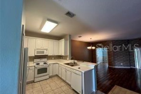 Townhouse in Land O' Lakes, Florida 3 bedrooms, 171.5 sq.m. № 2215987 - photo 3