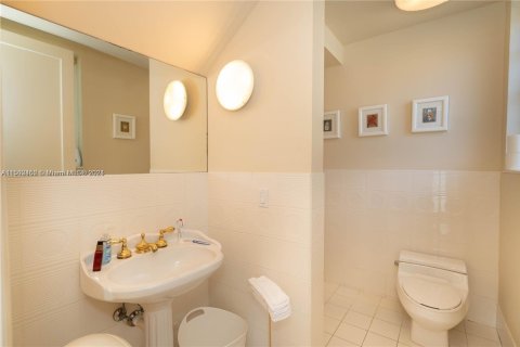 House in Bal Harbour, Florida 4 bedrooms, 547.57 sq.m. № 1693628 - photo 15