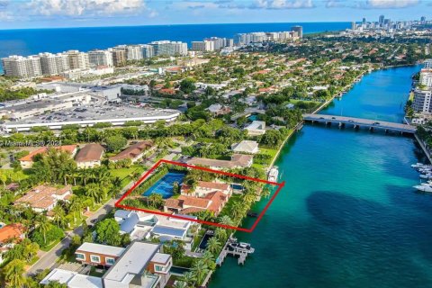 House in Bal Harbour, Florida 4 bedrooms, 547.57 sq.m. № 1693628 - photo 5