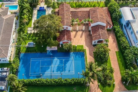 House in Bal Harbour, Florida 4 bedrooms, 547.57 sq.m. № 1693628 - photo 8