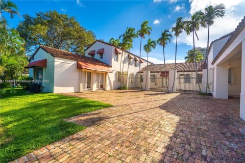 House in Bal Harbour, Florida 4 bedrooms, 547.57 sq.m. № 1693628 - photo 27
