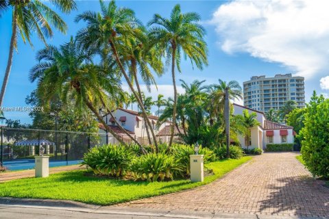 House in Bal Harbour, Florida 4 bedrooms, 547.57 sq.m. № 1693628 - photo 7