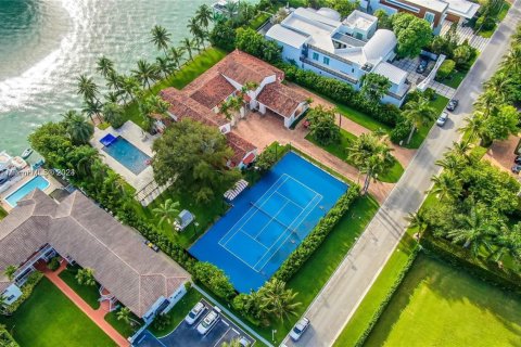 House in Bal Harbour, Florida 4 bedrooms, 547.57 sq.m. № 1693628 - photo 9
