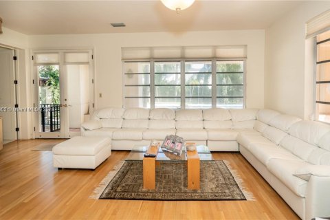 House in Bal Harbour, Florida 4 bedrooms, 547.57 sq.m. № 1693628 - photo 13