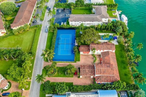 House in Bal Harbour, Florida 4 bedrooms, 547.57 sq.m. № 1693628 - photo 24