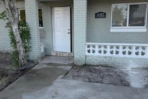 Снять в аренду квартиру в Форт-Лодердейл, Флорида 2 спальни, 112.6м2, № 1991770 - фото 1