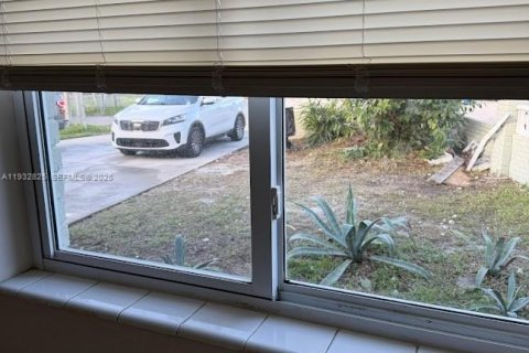 Снять в аренду квартиру в Форт-Лодердейл, Флорида 2 спальни, 112.6м2, № 1991770 - фото 2