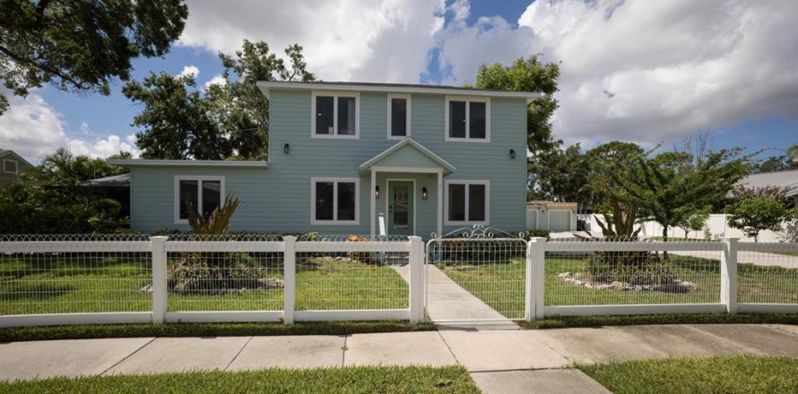 House in Palmetto, Florida 4 bedrooms, 210.7 sq.m. № 1885470