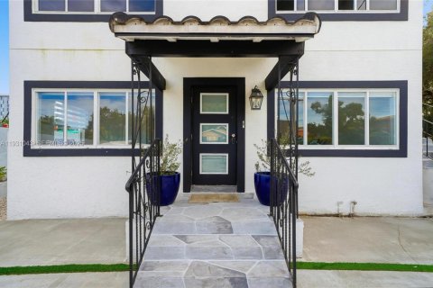 Снять в аренду виллу или дом в Майами, Флорида 3 спальни, 230.77м2, № 2034421 - фото 5