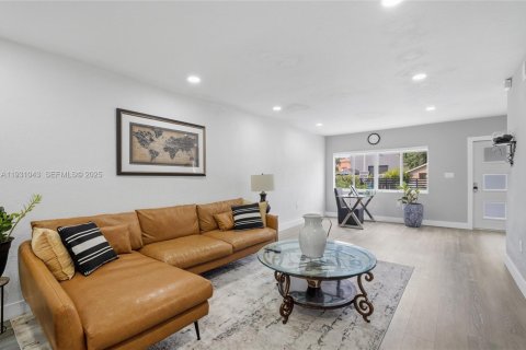 Снять в аренду виллу или дом в Майами, Флорида 3 спальни, 230.77м2, № 2034421 - фото 25