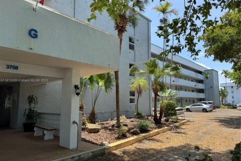 Condominio en venta en North Miami Beach, Florida, 2 dormitorios, 103.12 m2 № 1759118 - foto 2